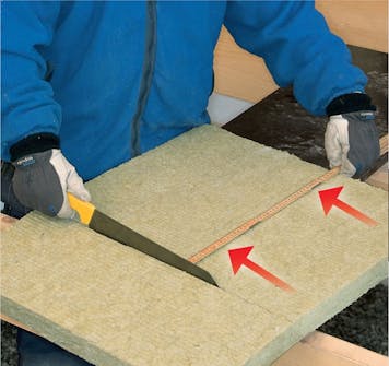 Isolering af krybekælder: Isoleringen skæres lettest med en isoleringskniv Isolering af krybekælder: Isoleringen skæres lettest med en isoleringskniv